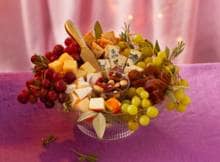 Dit kaasdessert krijgt een verrassende twist doordat de chutney wordt omgetoverd tot een frisse, glanzende jelly. De zachte kazen combineren perfect met de zoete en hartige smaak, waardoor dit nagerecht luxe en smaakvol wordt. 