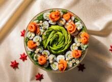 Kerstsushi met zalm en avocado