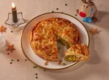 Kinderen zullen gegarandeerd smullen van deze kids-proof pithivier met kip, tuinerwten en gesmolten kaas. Snijd de bovenkant mooi in voor een extra feestelijk effect.