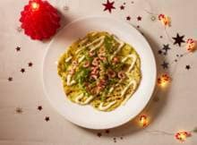 Dunne plakjes knolselderij met frisse limoen, verse kruiden en romige mayonaise, afgetopt met Hollandse garnalen en rucola. Een licht, feestelijk voorgerecht van Hugo Kennis.