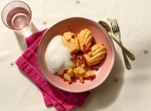 Madeleines, fruit en sabayon... kerstiger wordt het niet! In deze variant vervang je de likeur door prosecco. Verwarm eidooiers, suiker en wijn au bain-marie in plaats van in een pan en het kan niet mislukken! 