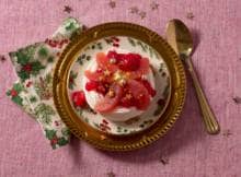 Een klassieker met echte kerstsmaken: deze mini-pavlova met stoofperen, cranberrysaus en banketbakkersroom.