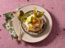 Tropische papaya en sappige ananas in combinatie met knapperige, zoete pavlova. Dit kersttoetje van London Loy wordt een hit dit jaar! Ook fijn: je kan de passievruchtcurd al een week van tevoren voorbereiden.