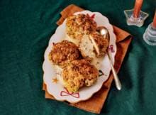 Geroosterde mini-bloemkool krijgt een kruidige boost met aromatische za’atar, terwijl Parmezaanse kaas zorgt voor een hartige, knapperige korst. Een warm, smaakvol bijgerecht dat meteen uitnodigt tot nog een schepje.