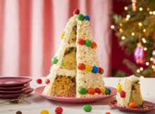 Het leven is leuk en met deze vrolijke kersttaart hang je zelf de slingers op. Kleurrijk, feestelijk en om blij van te worden.