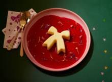 Een fluweelzachte panna cotta in een rood, fruitig jasje: de frisse cranberry-frambozencoulis maakt dit Italiaanse nagerecht levendig, licht en feestelijk. Romig, zacht wiebelend en heelrlijk zoet voor een perfecte afsluiter.