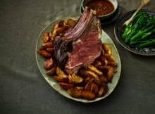 Zodra deze low en slow gegaarde ribroast op tafel staat zullen de gasten watertandend aanvallen. Geserveerd met krokante krieltjes en een boter-kruidensaus vol rijke smaken. 