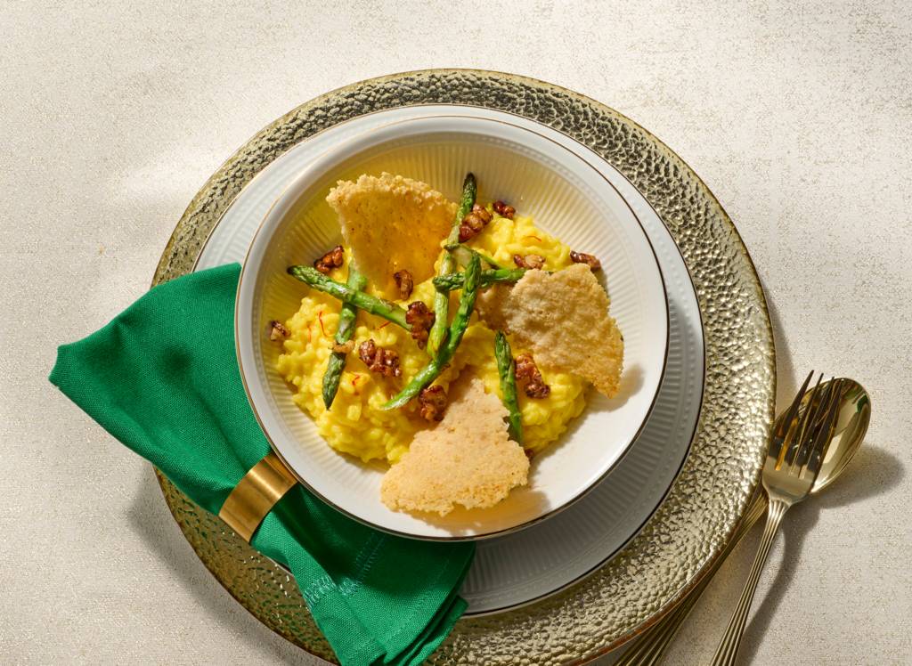 Saffraanrisotto met groene asperges en kaascracker van LekkerSeb