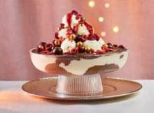 Een dikke chocoladelaag die je aan tafel kapotslaat, luchtige vanillemousse eronder en met frisse kersen ertussen: dit spectaculaire dessert draait om geluid, textuur én plezier.