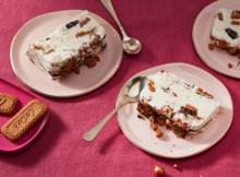 Een drizzle chocolade, een hand speculoos, parels om het af te maken; deze ijstaart is niet alleen ongelooflijk lekker, maar ook prachtig om te zien. Bijna zonde om met kerst op te eten. Bíjna...