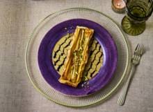 Deze moderne vegetarische upside-downtaart met gekaramelliseerde prei, romige tahin en een drizzle van zoete balsamico maakt die kerst nét iets verrassender.