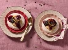 Deze vegan pavlova maak je met aquafaba - het vocht van kikkererwten - en top je af met een zoete bramencompote. Superfeestelijk als kersttoetje!