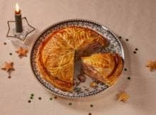 Geef 'ns een twist aan de Franse klassieke pithivier en maak 'm vegan! Boordevol prei, paddestoelen en spitskool. Ideaal voor plantaardige gasten tijdens het kerstdiner.
