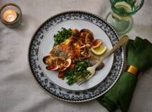 Geef je kerstdiner pit met zeebaars, vongole en romige ’nduja. Knapperige boerenkool en verrassende smaken maken dit visgerecht spannend, smaakvol en modern.