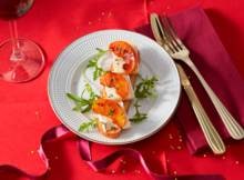 Als je wil vlammen met het voorgerecht, maar niet al te veel tijd hebt: zet deze crostini met brie en perzik op tafel. Hartig en zoet in één hap. Heerlijk!