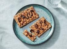 Eenvoudige crackers met pindakaas en appelstroop. Een snel ontbijt dat voedzaam en zoet is. Ook lekker met gemalen kaneel. 