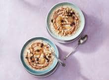 Overnight oats met appelmoes, pindakaas en noten met een zachte structuur en lichtzoete smaak. Een voedzaam ontbijt zonder de kookplaat te gebruiken. Praktisch en toch smakelijk.