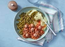 Denk vooruit: witte bonen in tomatensaus met balletjes en aardappelpuree