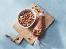 Zelfgemaakte hazelnootmousse in 5 minuten. Je kunt 'm gebruiken als topping of vulling voor je favoriete desserts.