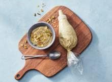 In al 5 minuten maak je deze mousse met pistache klaar. Je gebruikt 'm vervolgens als topping of vulling voor je favoriete desserts.