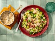 Romige stamppot van aardappel en geroosterde spruitjes met knapperige spekjes. Vol hartige smaken en texturen en perfect voor een koude doordeweekse avond.  