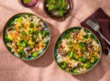 Verwerk spruitjes is in een noedelsalade. Da's weer 'ns wat anders! Met sappige biefstuk, gember, limoen en sriracha. Afgetopt met pinda’s en munt voor een frisse, knapperige bite.