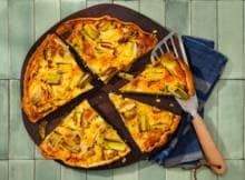 Romige prei-quiche met aardappelschijfjes, tijm en oude kaas: zacht, hartig en perfect comfortfood voor koude doordeweekse avonden. 