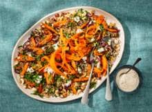 Een kleurrijke quinoasalade met geroosterde winterpeen, rode ui en linzen, met daarover een frisse yoghurt-sesamdressing. Afgetopt met peterselie, noten en zachte geitenkaas wordt het een licht en lekker hoofdgerecht.