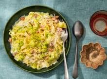 Ga vanavond voor Italiaans! Romige carbonara met prei, guanciale en lekker veel pecorino.  Stevig comfortfood vol smaak.