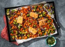 Deze traybake staat zo in de oven, en lékker dat 'ie is! Met sappige zalmfilet, geroosterde spruitjes,  zoete aardappel en venkelzaad. Afgetopt met verse dille voor een makkelijk, kleurrijk hoofdgerecht.