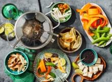 Iedereen kan aan tafel met deze fijne (plantaardige) bouillonfondue. Met een sausje van crispy chili olie kun je na het fonduen vanalles dippen: van paddenstoel tot sugarsnap en van tofu tot gyoza.