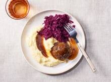 Gehaktbal in jus met rodekool en puree