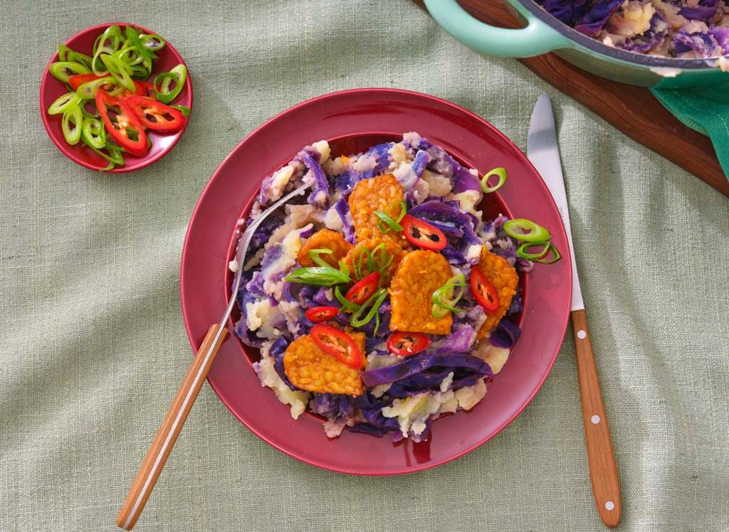 Rodekoolstamp met pittige tempeh