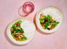 Groene curry met kip, groenten en rijst