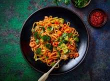 Rode currynoedels met garnalen van Conimex (advertentie)