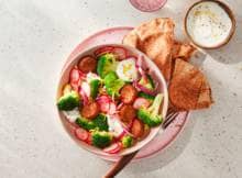 Broccolisalade met falafel en platbrood
