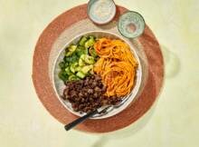 Pittige tahin-gochujang noedels met gehakt