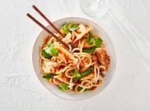 Roerbak met miso-udonnoedels en gyoza van itsu (advertentie)