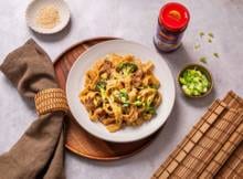 Noedels met sticky hoisinkip van Lee Kum Kee (advertentie)