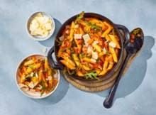 Pasta met chorizo, tomaten en rucola