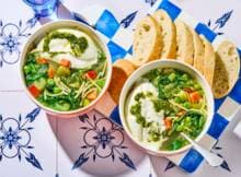 Lentegroentesoep met burrata, pesto en munt