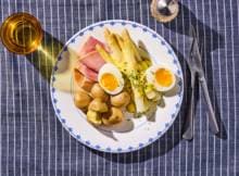 Asperges met ham, ei en Hollandaisesaus