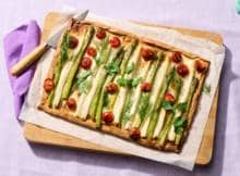 Volkorenplaattaart met asperges en cherrytomaten