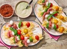 Pastasalade op een stokje