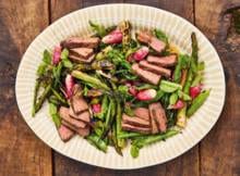 Perfecte biefstuk en geschroeide salade van de BBQ van Jamie Oliver