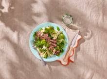 Steak van de BBQ met noedelsalade
