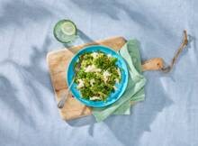 Groene pastasalade met tuinerwten-basilicumsaus