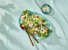 ‘Waldorf'-aardappelsalade met sla en pecorino
