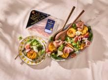 Salade met Parmaham, geroosterde perzik en burrata (advertentie)