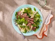 Steak van de BBQ met noedelsalade